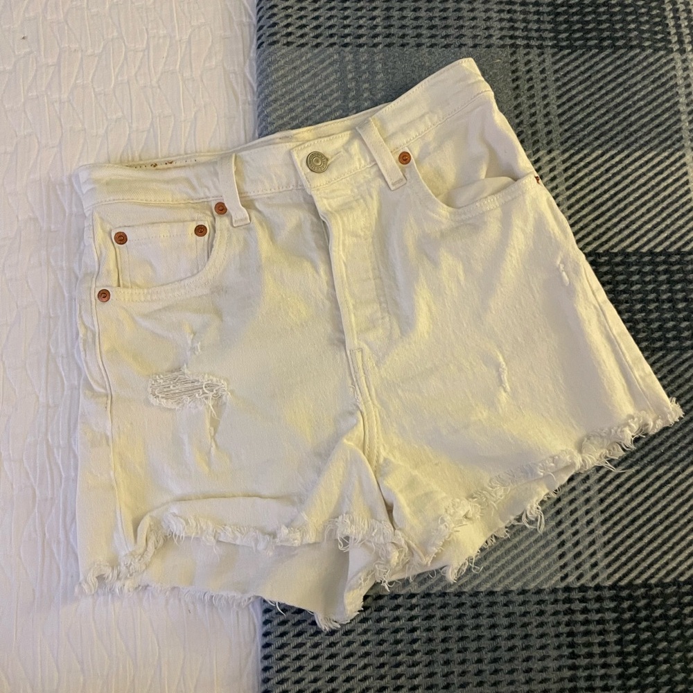 Levi's Premium Ribcage Shorts in Cream